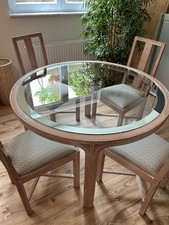 Runder Designer Tisch von WK Wohnen gebraucht , inklusiv 4 passenden Stühlen