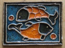 Keramik mit Emaille-Einlagen