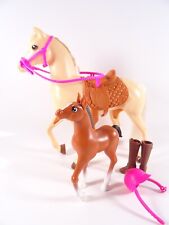 Barbie Zubehör Reitpferd Sattel Zaumzeug Helm Stiefel Mattel + Fohlen (17372)