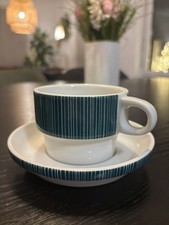 Tassen mit Untertassen