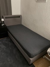 Dunkel Graues Jugendbett mit LED in 7 verschiedenen Farben.