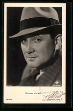 Schauspieler Gustav Knuth in die Kamera blickend, Ansichtskarte 