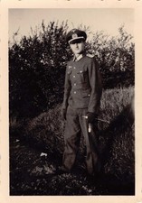 Offizier in Uniform mit Dolch