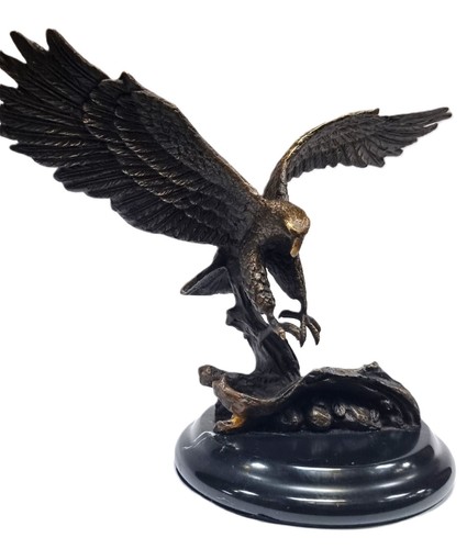 Adler flug bronzefigur - adler, im