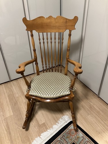 Klassischer schaukelstuhl - klassischer,