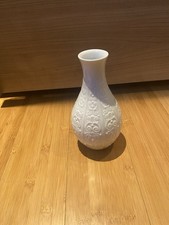 Weiße Porzellanvase mit