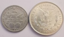 Zwei alte Silbermünzen aus