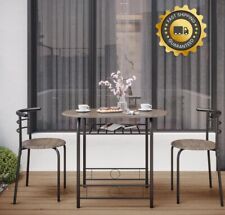 Kleiner Esstisch und Stühle