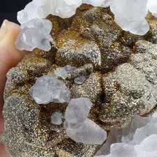 "Pelziger" schimmernder Pyrit