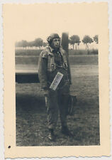 Foto Luftwaffe Pilot in voller Montur vor Flugzeug Do 17 (7555a)