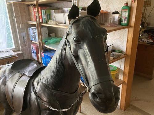 Pferd aus leder stehend oder - aus,