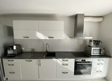 Küche mit Herd, Ofen, Spülmaschine Und Dunsthaube