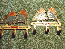 2 Wandhaken aus Messing & Email mit Vogelmotiv und jeweils 3 Haken