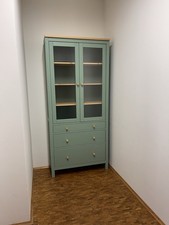 Ikea Hemnes Vitrine mit 3 Schubladen, graugrün/hellbraun lasiert