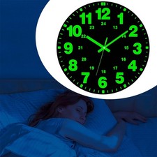 Leuchtende Wanduhr Leuchtet im