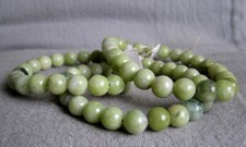 Armband aus Nephrit-Jade - Kugeln Ø  ~8.4mm / ~14.5-19.5 cm Armweite - elastisch