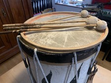 Große Marschtrommel mit Trageriemen und 4 Trommelstöcken