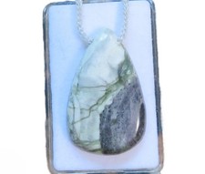 Variscit in Quarz Cabochon