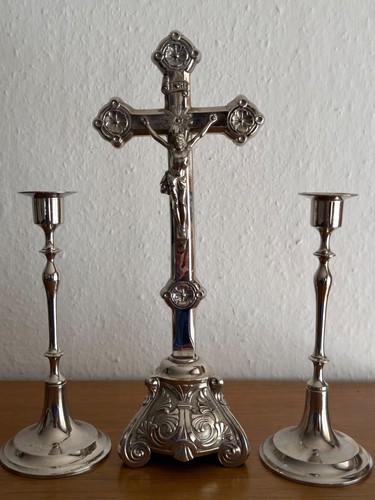 Silberfarbenes kreuz mit - silberfarbenes,