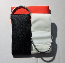 Hand Fuß Klettverschluß Fessel Fixierung, rot weiß schwarz gepolstert Bett.