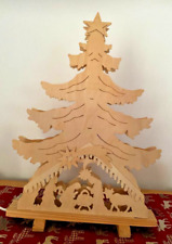 Holzleuchter in Form eines Weihnachtsbaumes mit Krippe u. Beleuchtung