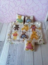 4-teilg.Set KRABBELDECKE mit 8 Versch.Teddy Bären Puppenstube-Kinderzimmer 1:12