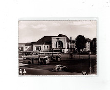 Alte Omnibusse am Bahnhof in