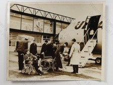 BUA Flugzeug Flughafen Behinderte Passagiere Rollstuhlkrücken 1970 Pressefoto