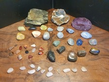 Gemischte Packung polierter Steine. Enthält Pyrit und Achat.