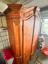 Massiver Dielenschrank mit wunderschönen Intarsien