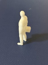 Deko Slotcar Figur Mechaniker m. Werkzeugkasten FMW unbemalt für Carrera 132 Uni