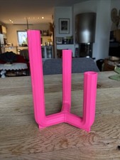 Neon pinker Kerzenhalter von Henrik Preutz aus  IKEA PS Kollektion 2017 Limited