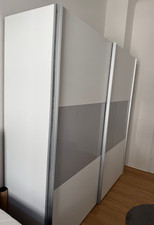Moderner Kleiderschrank mit