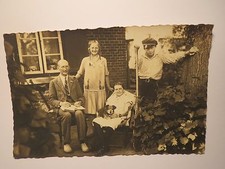 Mann Buch & Frau Hund & Junge