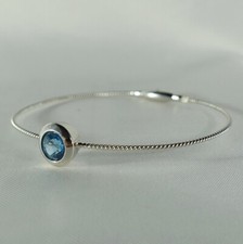 Zauberhafter Armreif 750 Weißgold blauem Zirkon Armreifen / CU 280(1)