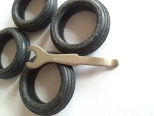 4 Schuco Reifen + Werkzeug