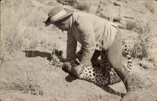 Foto Ak Jäger mit Leopard
