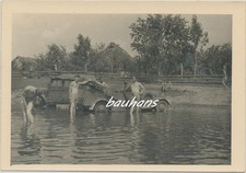 Wehrmacht PKW, Kfz, Autowäsche Kübelwagen Nachrichtenkraftwagen im Wasser (e980)