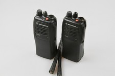 2 Stück Motorola GP340 VHF Handfunkgeräte kompatibel der Kanäle