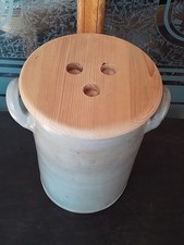 Alter Sauerkrauttopf/ Steinguttopf mit Holz - Deckel und Griffen