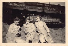 Soldaten rasten vor Waggon DRB