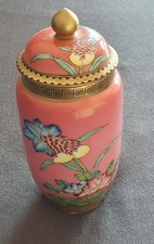 Chinesische Deckelvase - Rosa Grund mit floralem Design - Yongzheng (雍正) Stempel