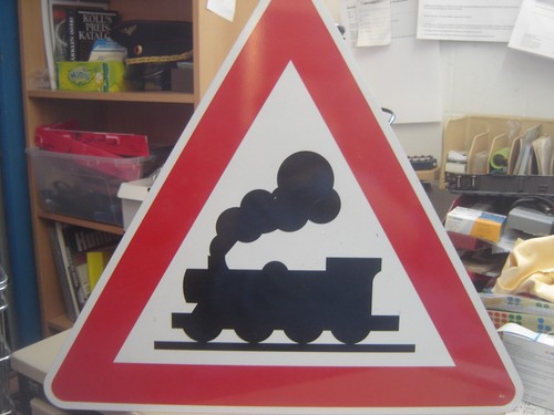 Straßenschild mit dampflok - straßenschild,