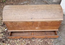 Große alte Runddeckeltruhe