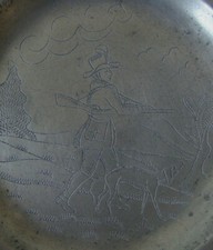 Jagd, Antike Zinnplatte 32 cm,  Gravur Jäger Hund Büchse , Original um 1800,