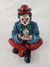 Sehr dekorativer Gilde Clown mit Marienkäfern in den Händen, Glücksbringer