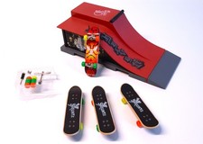 Finger Skateboards + Mini Skate Park Rampe, Fingerskateboards Spielzeug rot