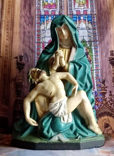 Statue pieta mater - la,