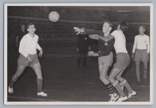 Handball Ball im Wurf Sport junge Männer - Altes Foto