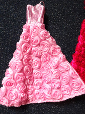 BALLKLEID FÜR BARBIE/STEFFIPUPPE  ROSA    ROSEN  GEBRAUCHT
